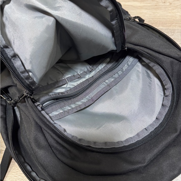 North Face Vault Backpack Black 26L - Picture 5 of 9